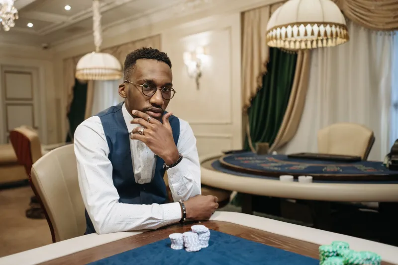 What Your Opponents Are Telling You Without Speaking: Behavioral Cues and Composure at the Baccarat Table