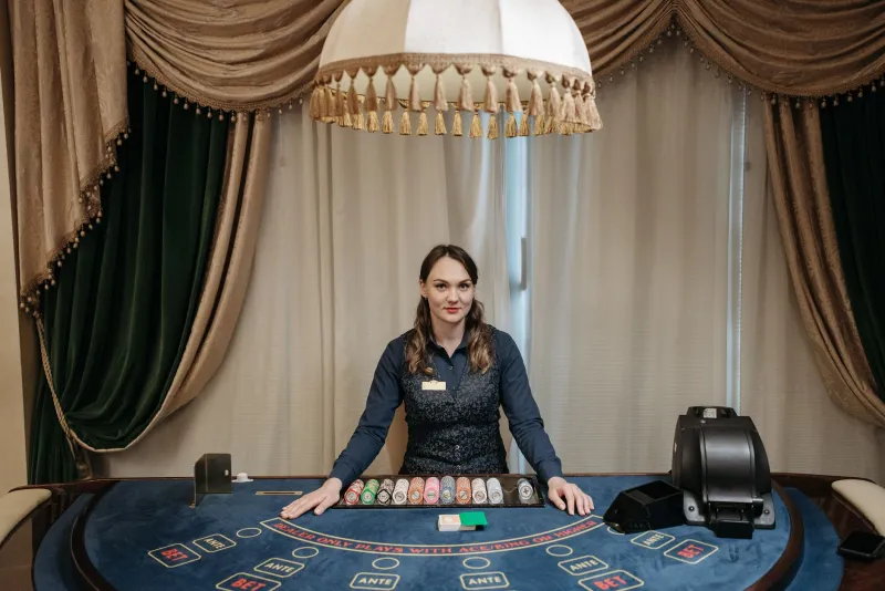 What Attentive Players Notice Before the First Card Falls: Dealer Rhythms, Shoe Signals, and the Art of Legitimate Observation